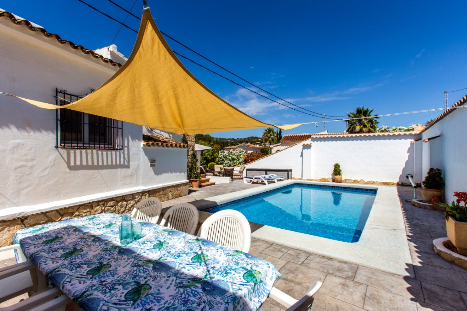 Partially renovated villa with 4 bedrooms, 3 bathrooms, private pool and partial sea views