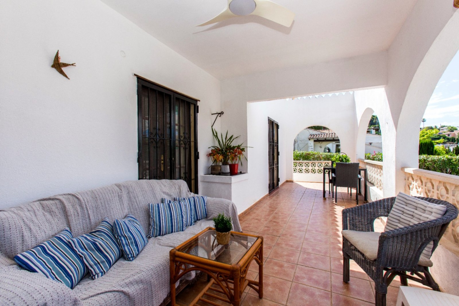 Partially renovated villa with 4 bedrooms, 3 bathrooms, private pool and partial sea views