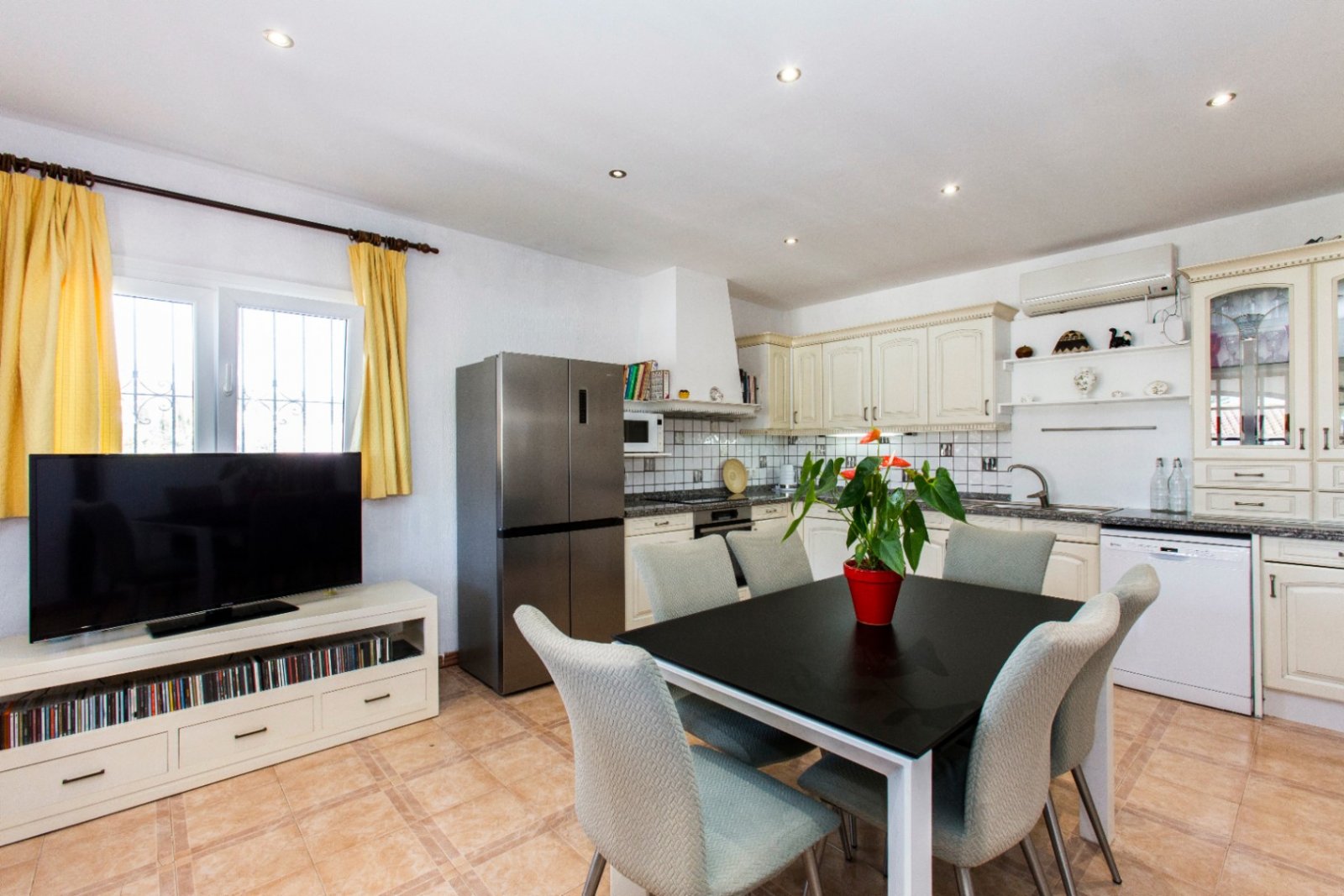 Partially renovated villa with 4 bedrooms, 3 bathrooms, private pool and partial sea views