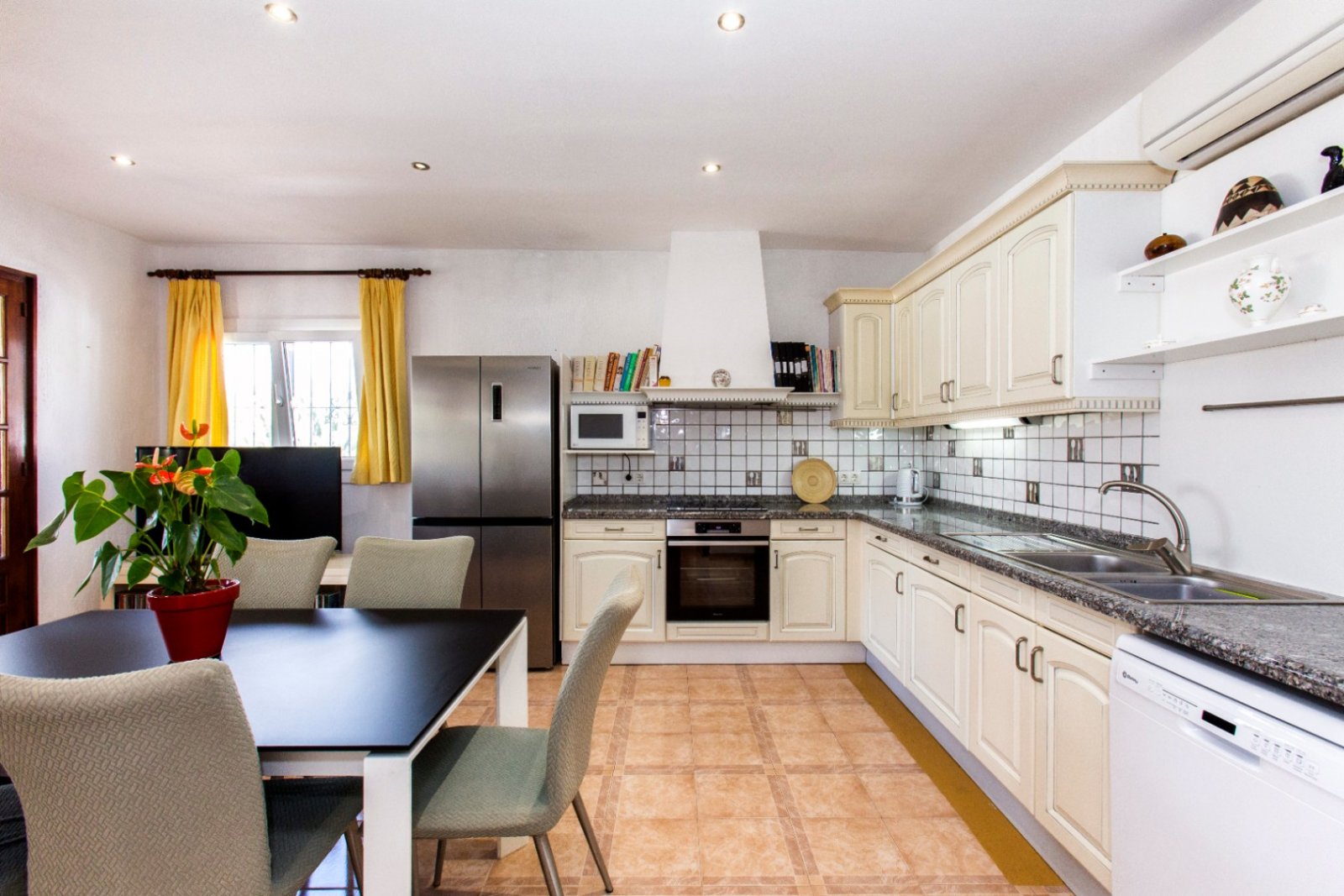 Partially renovated villa with 4 bedrooms, 3 bathrooms, private pool and partial sea views