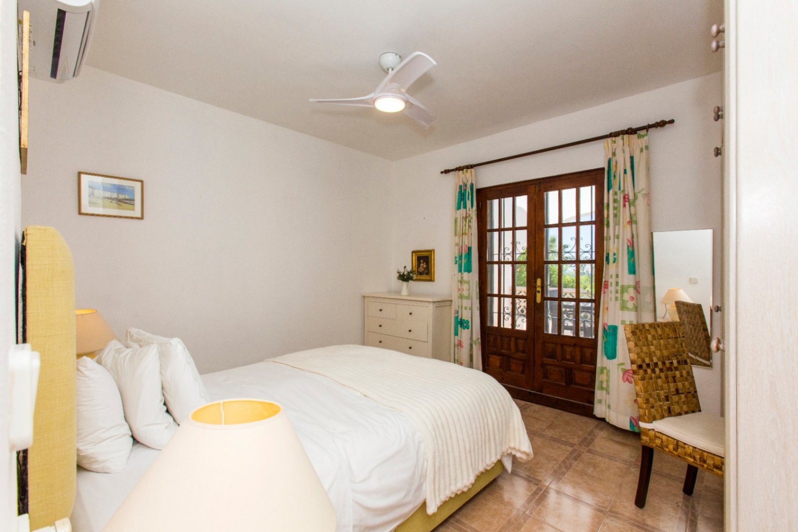 Partially renovated villa with 4 bedrooms, 3 bathrooms, private pool and partial sea views