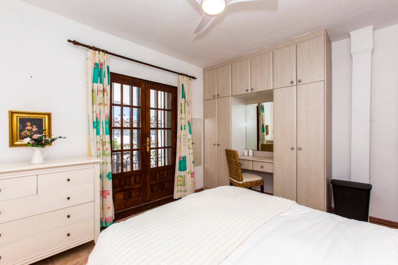 Partially renovated villa with 4 bedrooms, 3 bathrooms, private pool and partial sea views
