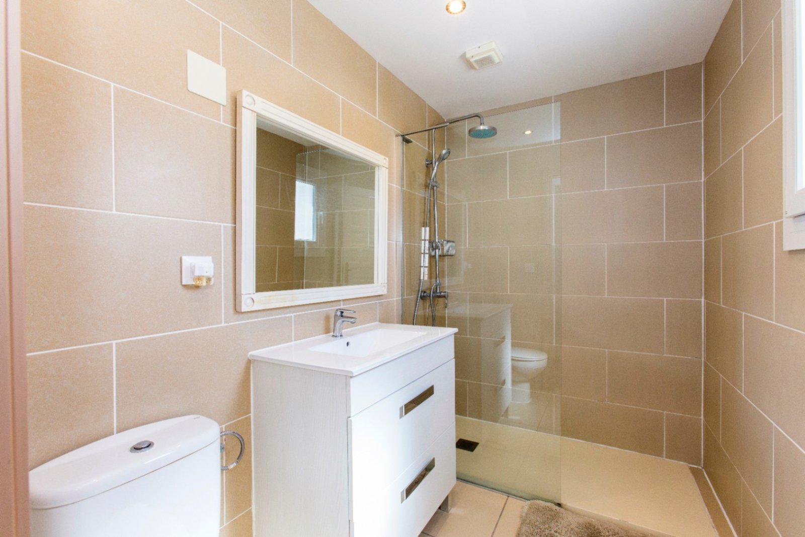 Partially renovated villa with 4 bedrooms, 3 bathrooms, private pool and partial sea views