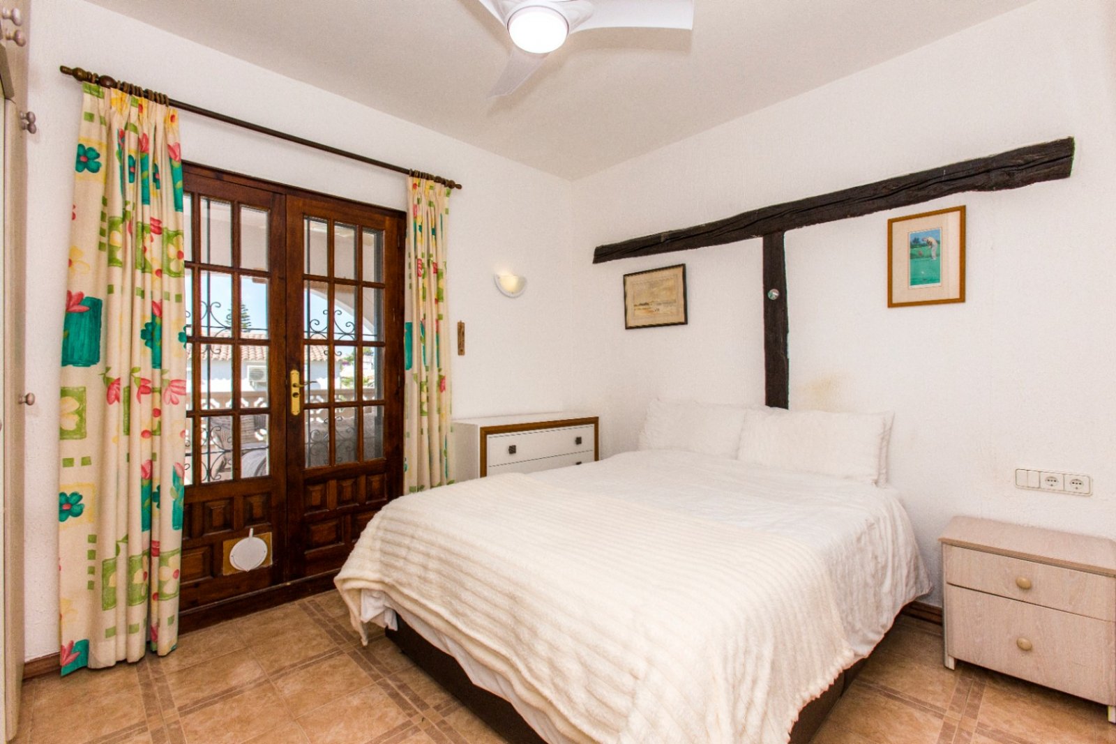 Partially renovated villa with 4 bedrooms, 3 bathrooms, private pool and partial sea views