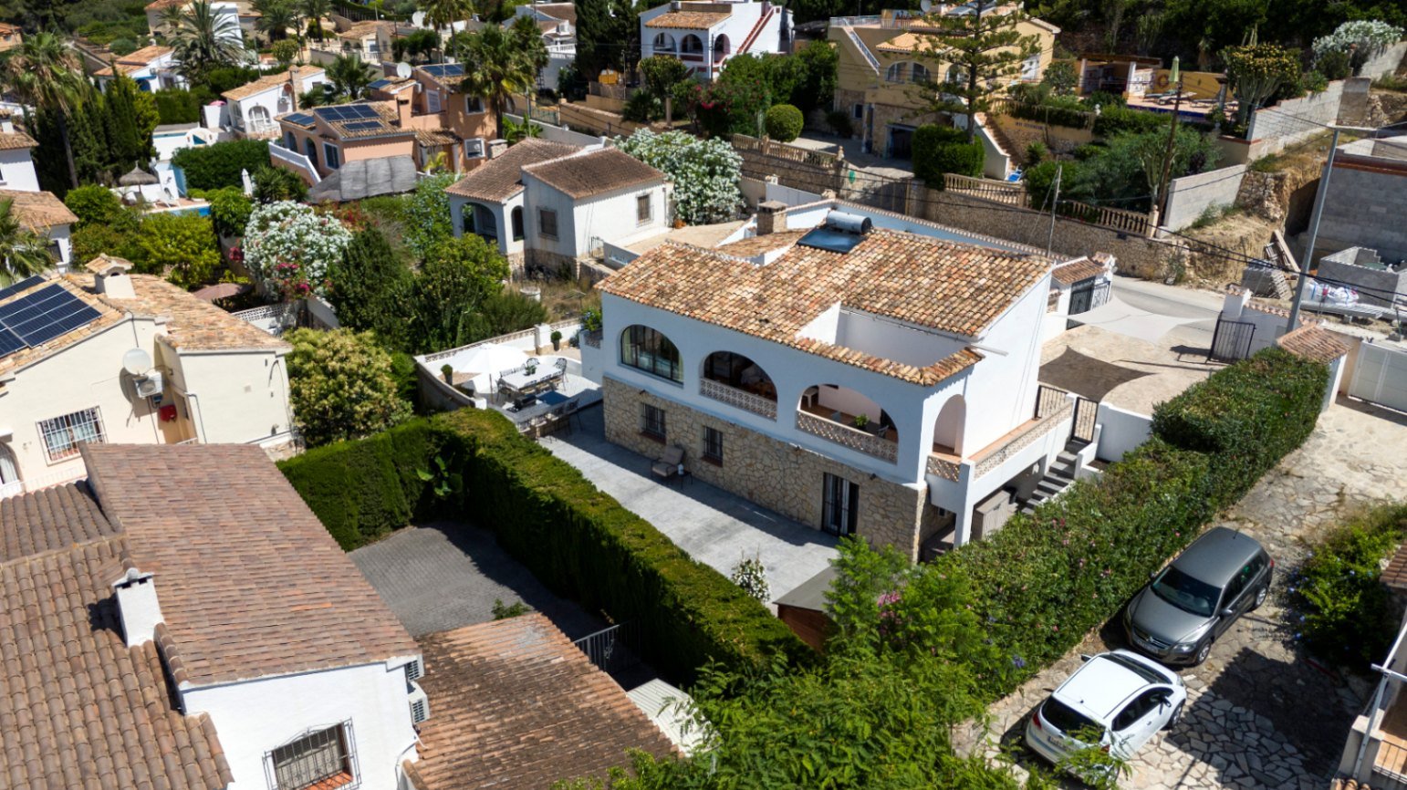 Partially renovated villa with 4 bedrooms, 3 bathrooms, private pool and partial sea views