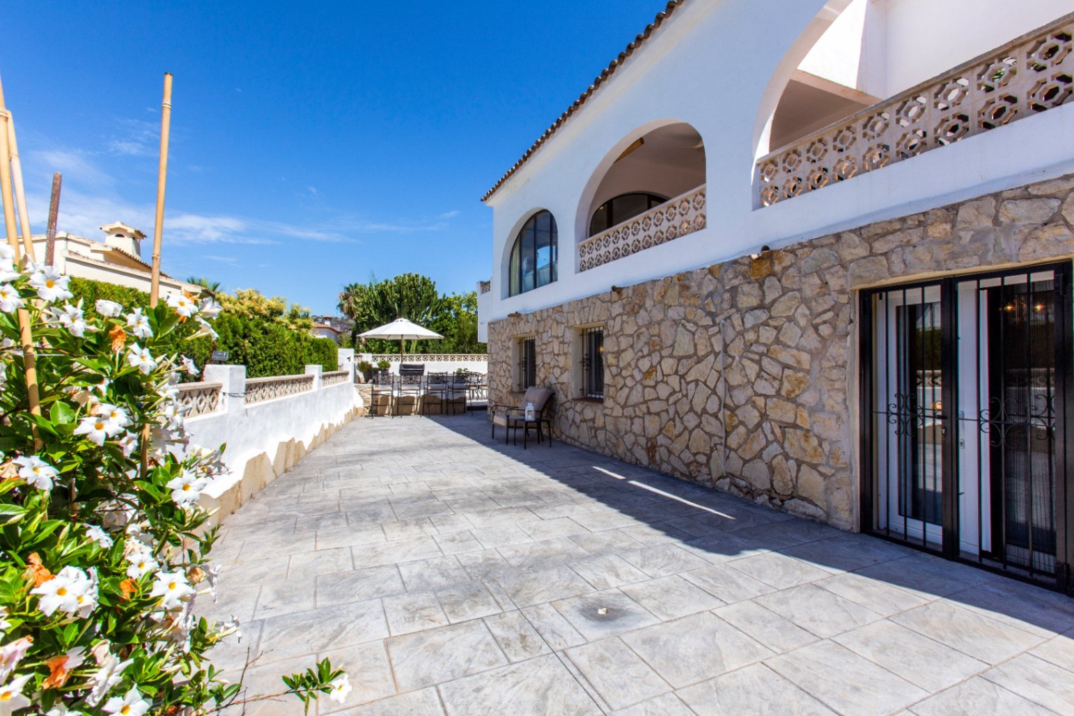 Partially renovated villa with 4 bedrooms, 3 bathrooms, private pool and partial sea views