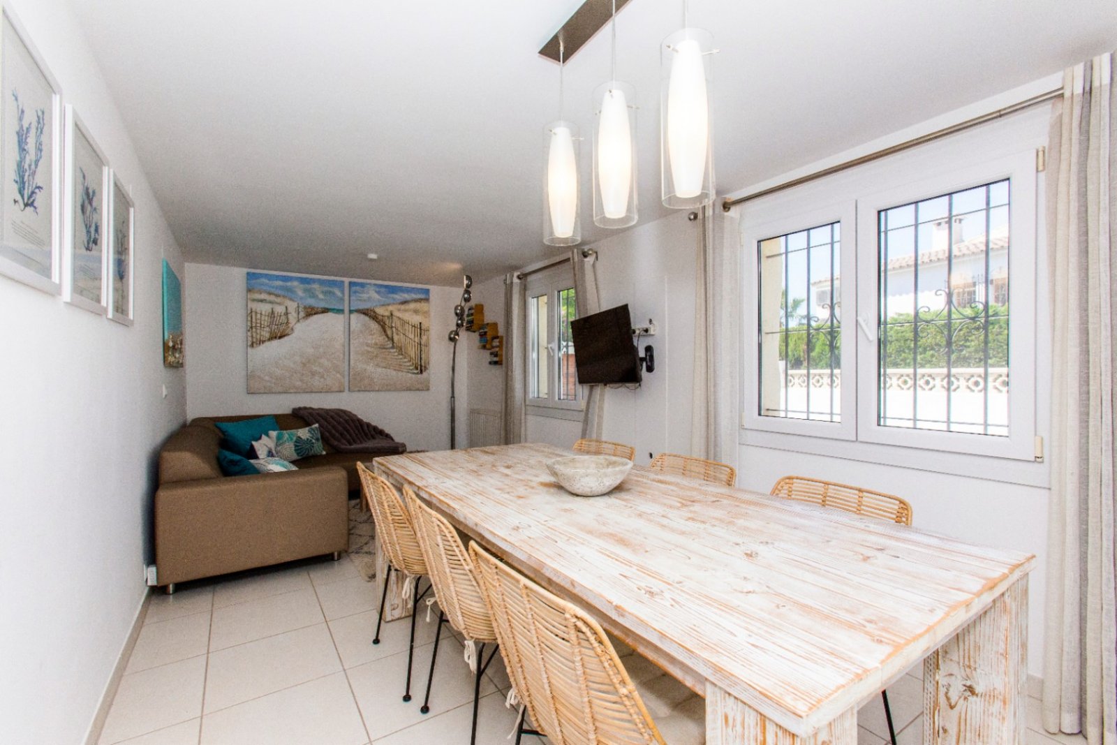 Partially renovated villa with 4 bedrooms, 3 bathrooms, private pool and partial sea views