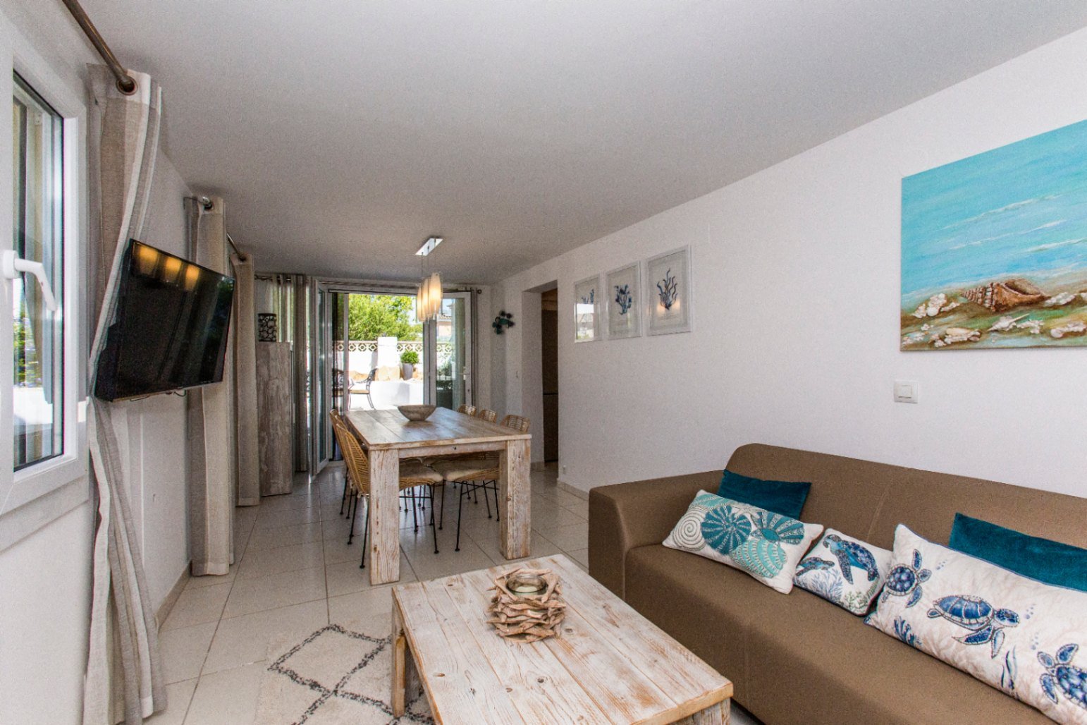 Partially renovated villa with 4 bedrooms, 3 bathrooms, private pool and partial sea views