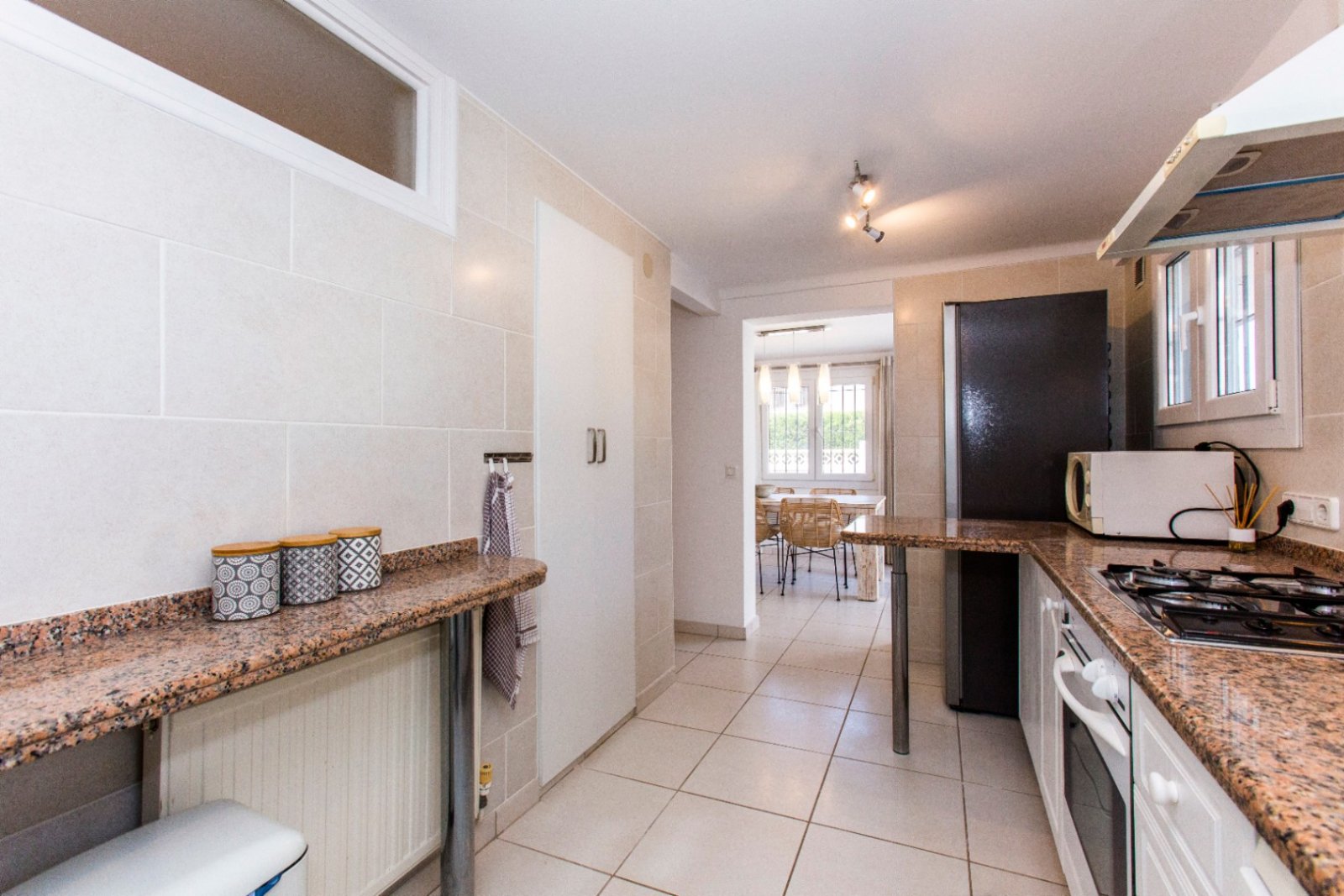 Partially renovated villa with 4 bedrooms, 3 bathrooms, private pool and partial sea views