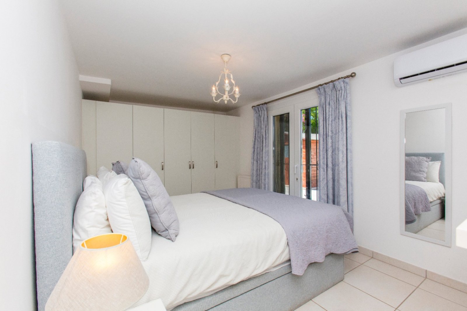 Partially renovated villa with 4 bedrooms, 3 bathrooms, private pool and partial sea views
