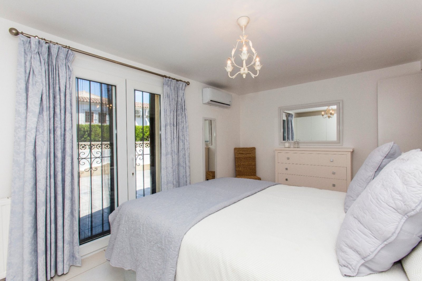 Partially renovated villa with 4 bedrooms, 3 bathrooms, private pool and partial sea views