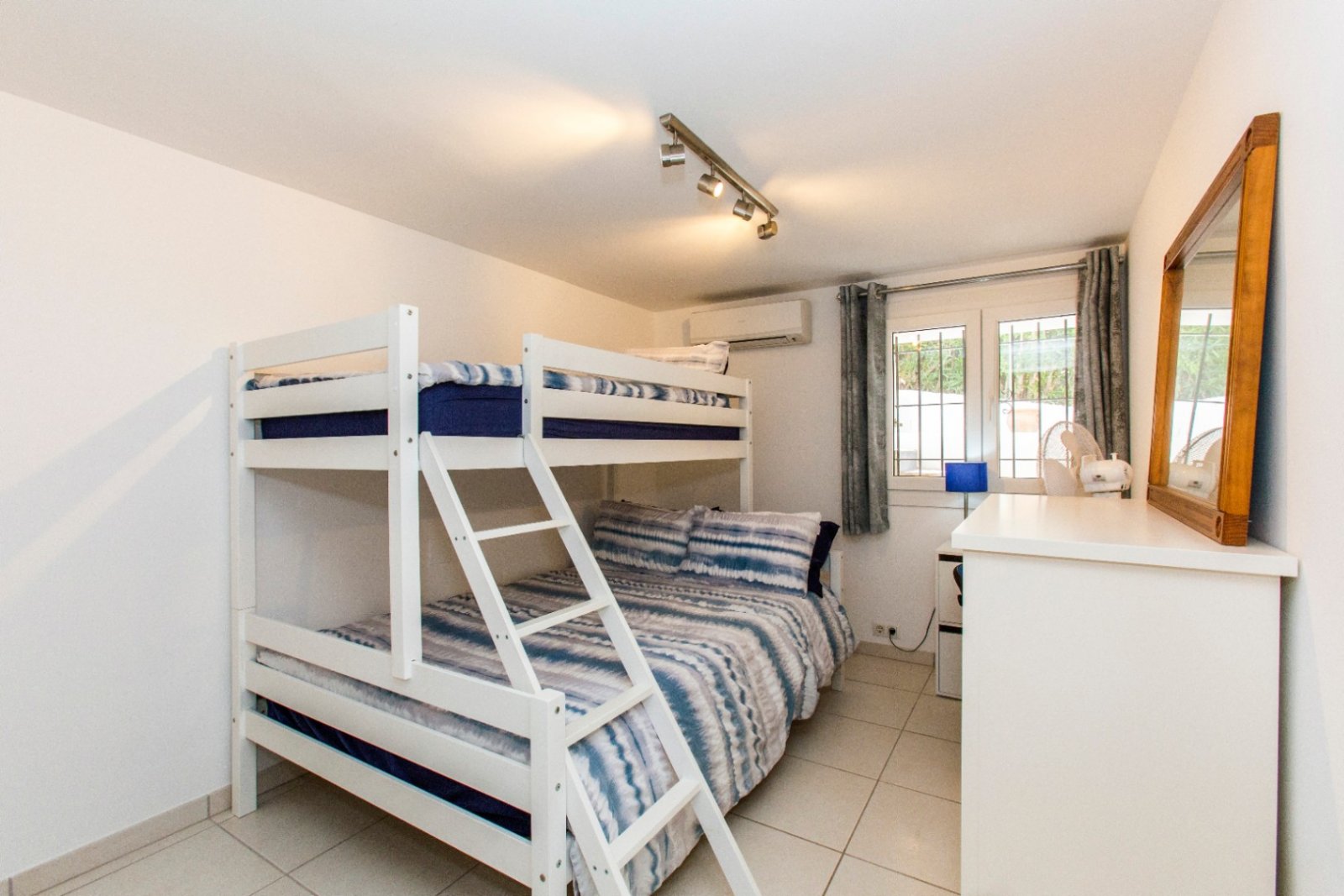 Partially renovated villa with 4 bedrooms, 3 bathrooms, private pool and partial sea views
