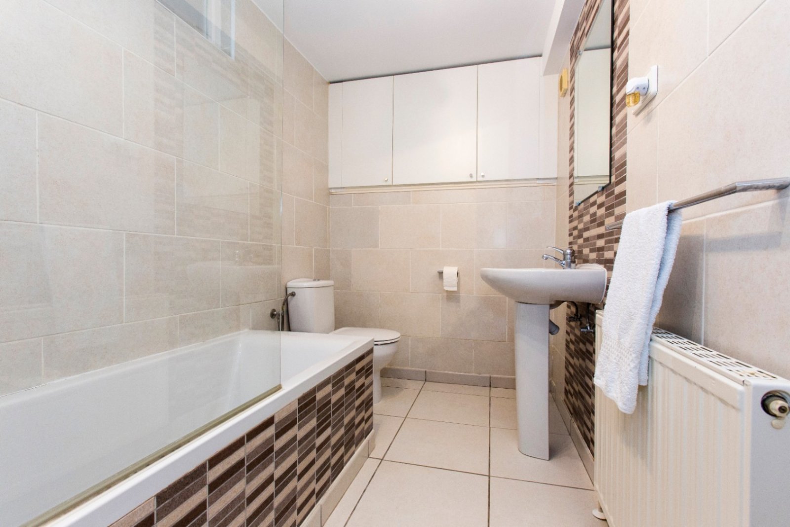 Partially renovated villa with 4 bedrooms, 3 bathrooms, private pool and partial sea views