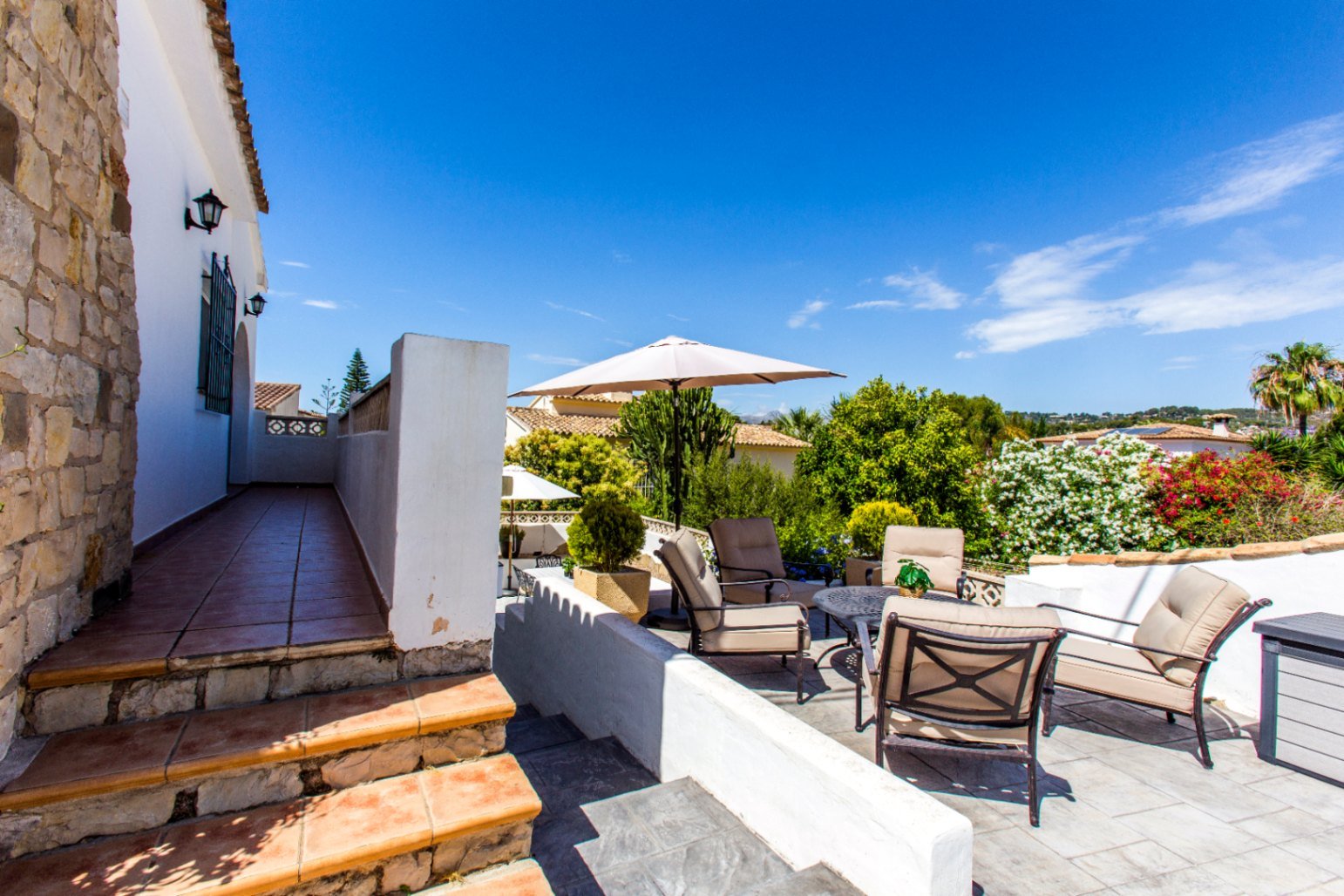 Partially renovated villa with 4 bedrooms, 3 bathrooms, private pool and partial sea views