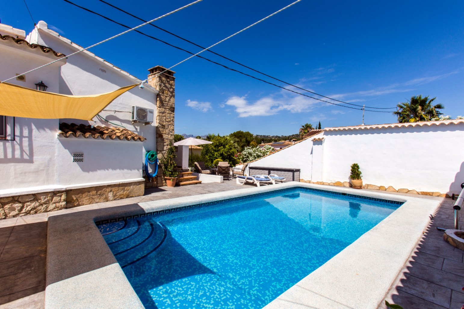 Partially renovated villa with 4 bedrooms, 3 bathrooms, private pool and partial sea views