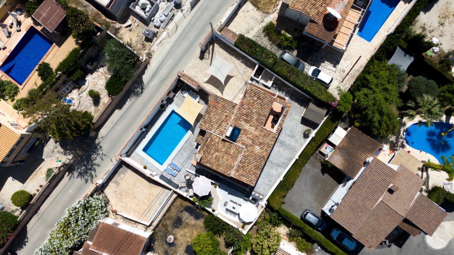 Partially renovated villa with 4 bedrooms, 3 bathrooms, private pool and partial sea views