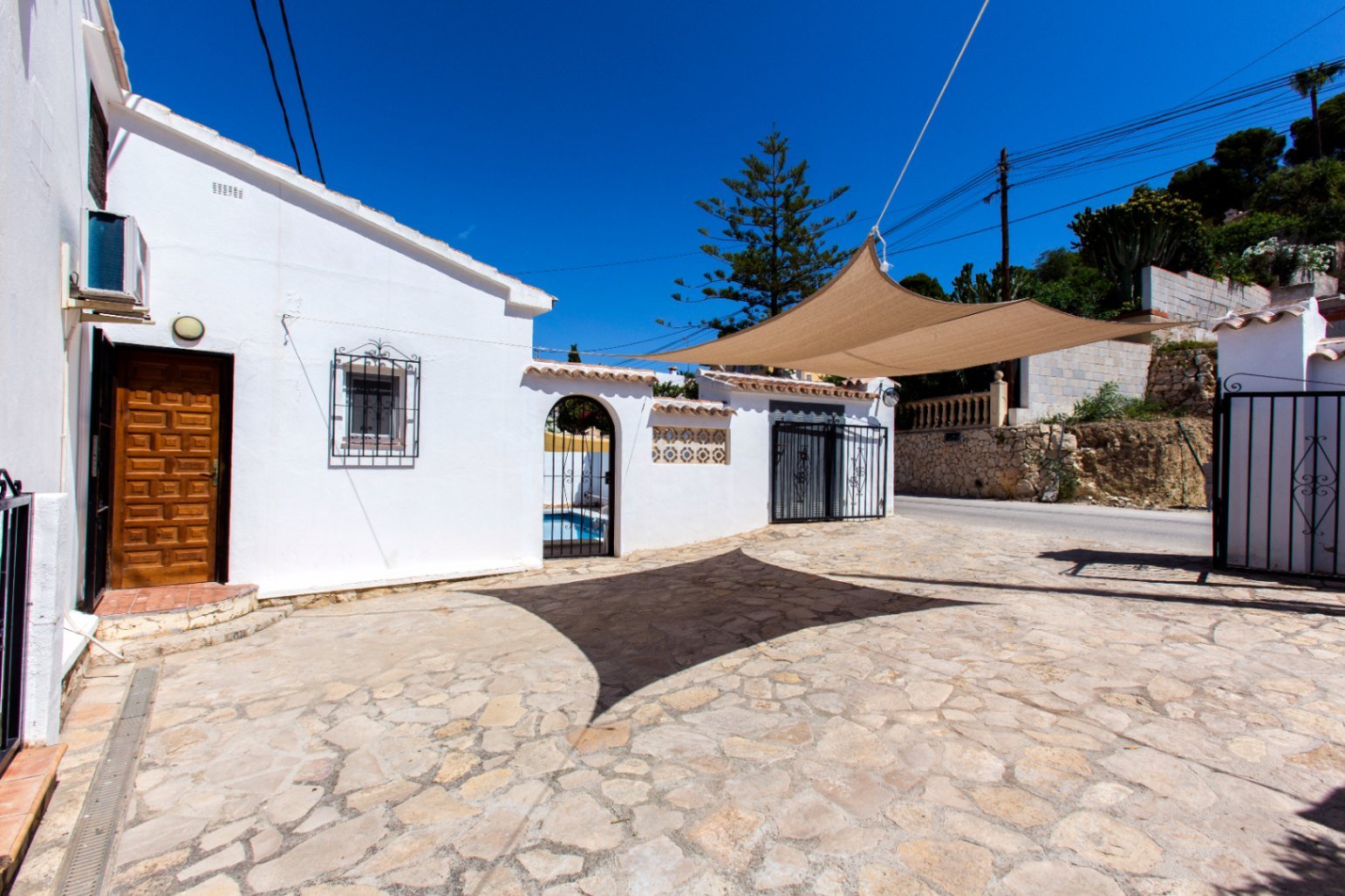 Partially renovated villa with 4 bedrooms, 3 bathrooms, private pool and partial sea views