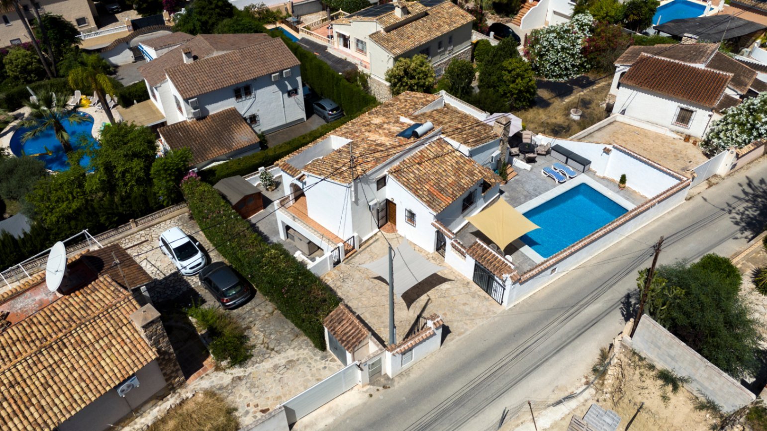 Partially renovated villa with 4 bedrooms, 3 bathrooms, private pool and partial sea views