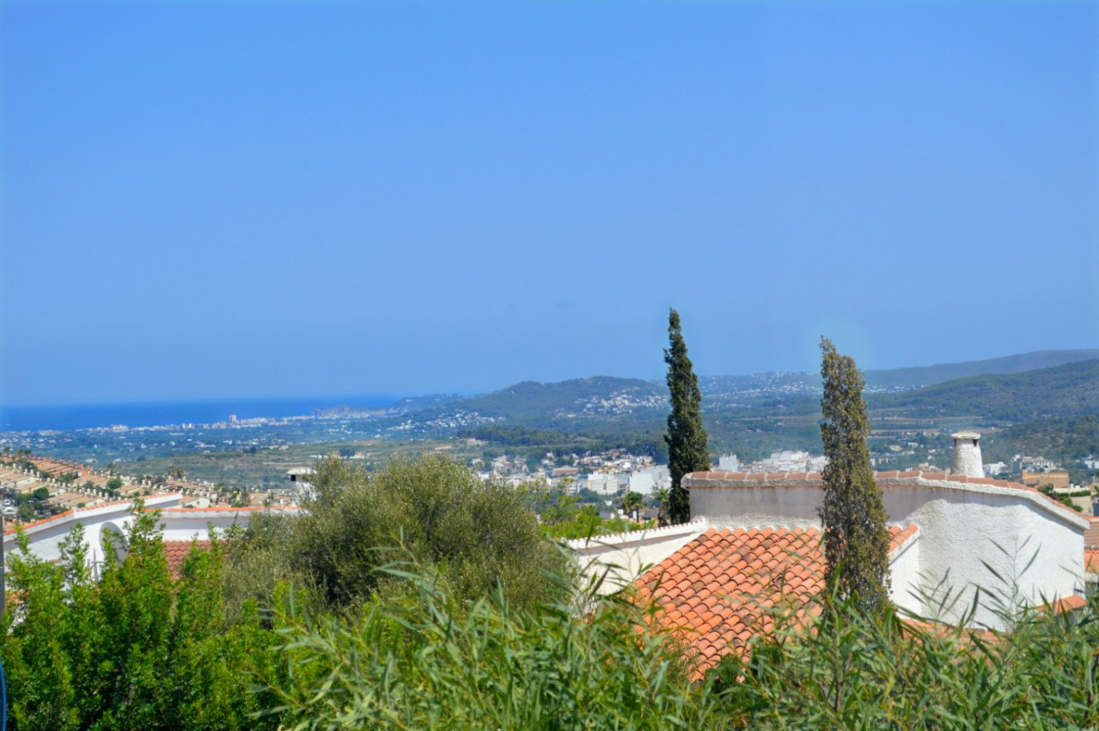 Villa in Monte Pedreguer with sea views, guest accommodation, four bedrooms, flat plot, rooftop terrace and space for a swimming pool