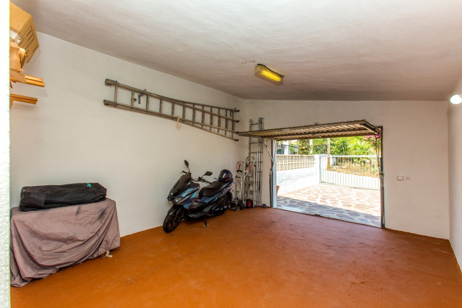 Villa in Monte Pedreguer with sea views, guest accommodation, four bedrooms, flat plot, rooftop terrace and space for a swimming pool