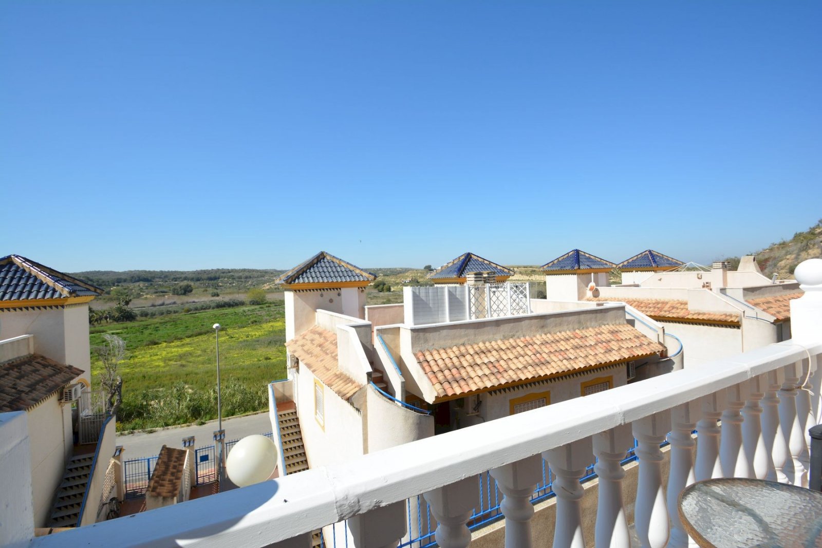 Semi-detached villa with 2 bedrooms, 2 bathrooms, garage and communal pool