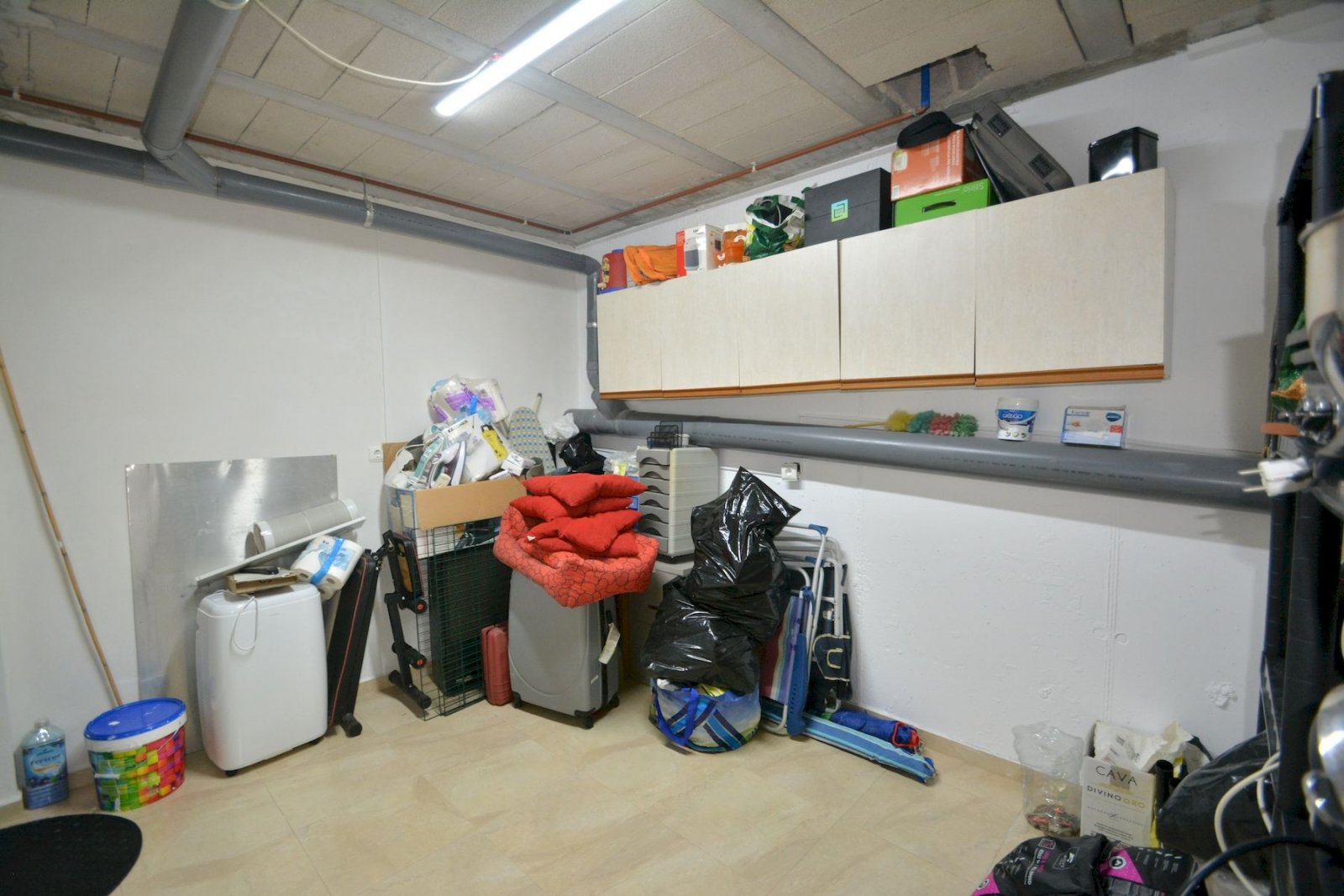Semi-detached villa with 2 bedrooms, 2 bathrooms, garage and communal pool