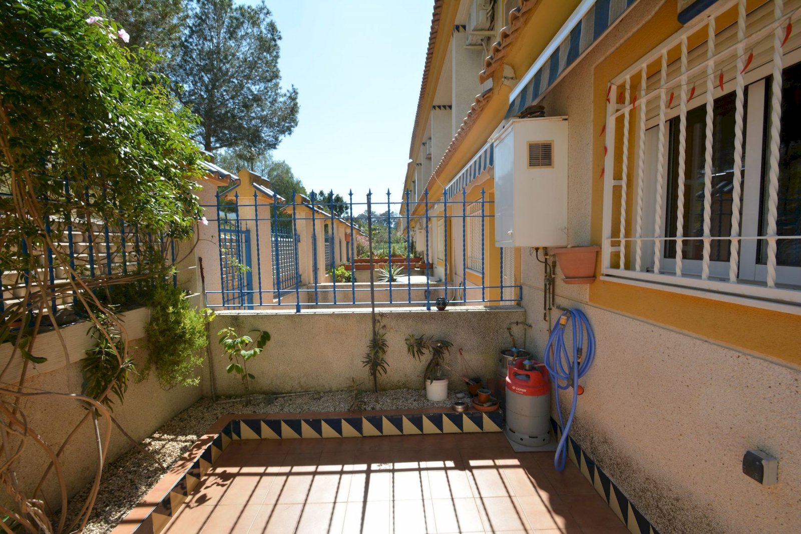 Semi-detached villa with 2 bedrooms, 2 bathrooms, garage and communal pool