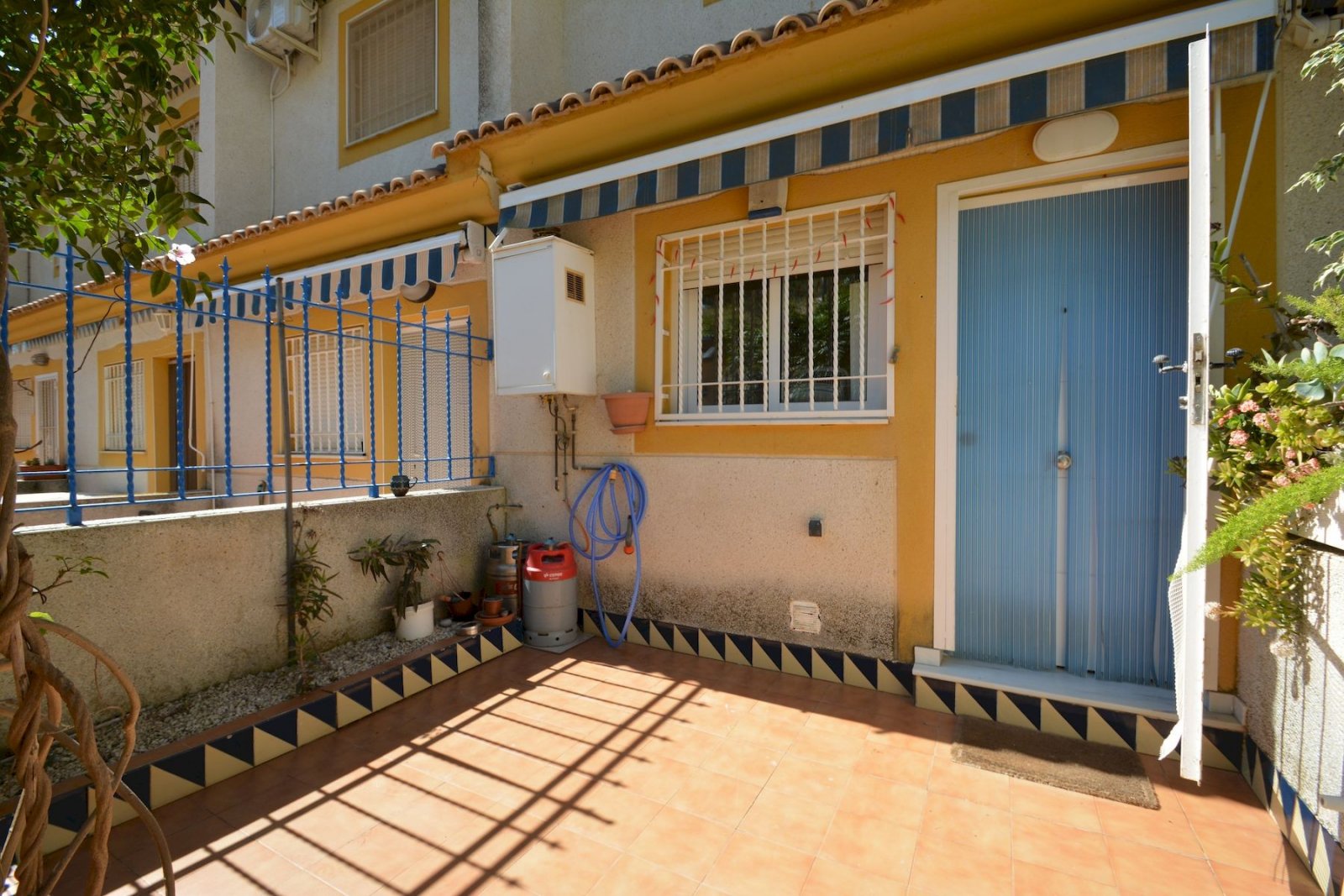 Semi-detached villa with 2 bedrooms, 2 bathrooms, garage and communal pool