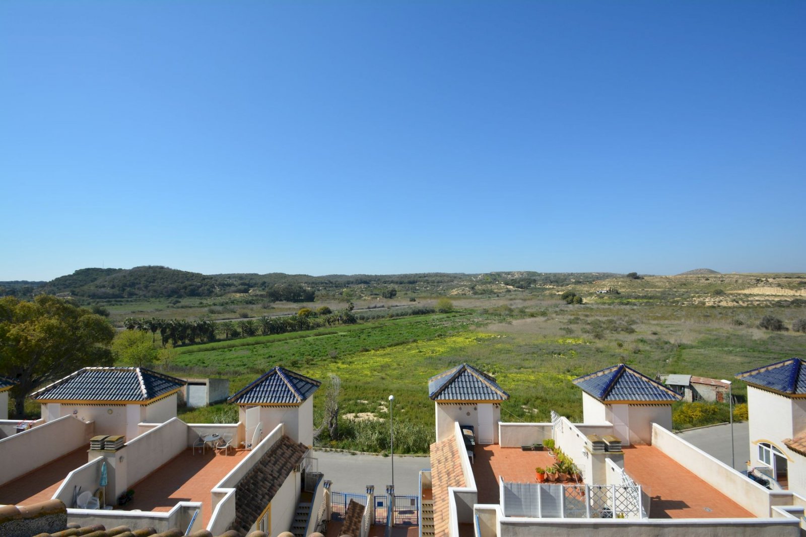 Semi-detached villa with 2 bedrooms, 2 bathrooms, garage and communal pool