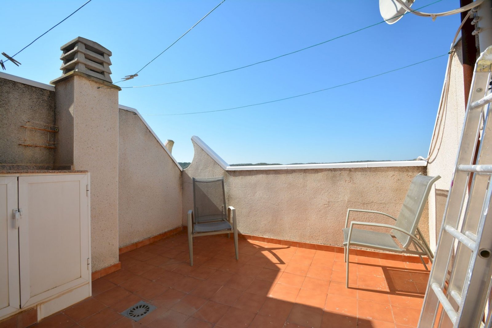 Semi-detached villa with 2 bedrooms, 2 bathrooms, garage and communal pool
