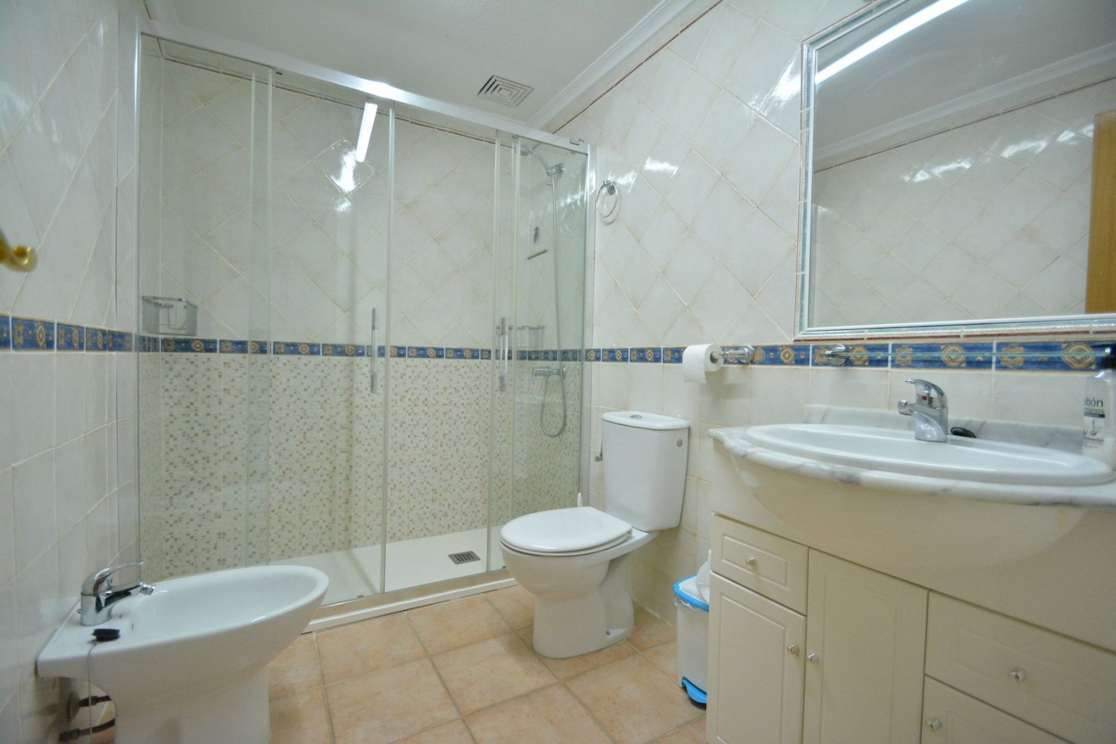 Semi-detached villa with 2 bedrooms, 2 bathrooms, garage and communal pool