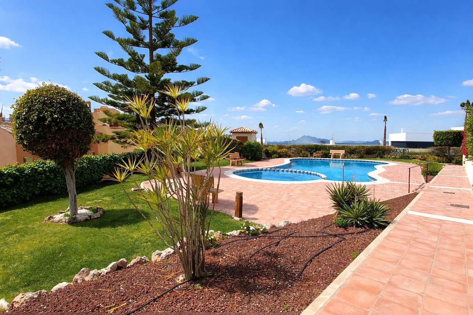 Beautiful top floor apartment with 2 bedrooms, 2 bathrooms and a private solarium with fantastic views over the golf course
