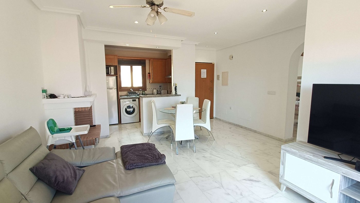 Beautiful top floor apartment with 2 bedrooms, 2 bathrooms and a private solarium with fantastic views over the golf course