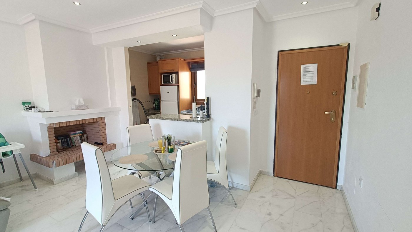 Beautiful top floor apartment with 2 bedrooms, 2 bathrooms and a private solarium with fantastic views over the golf course