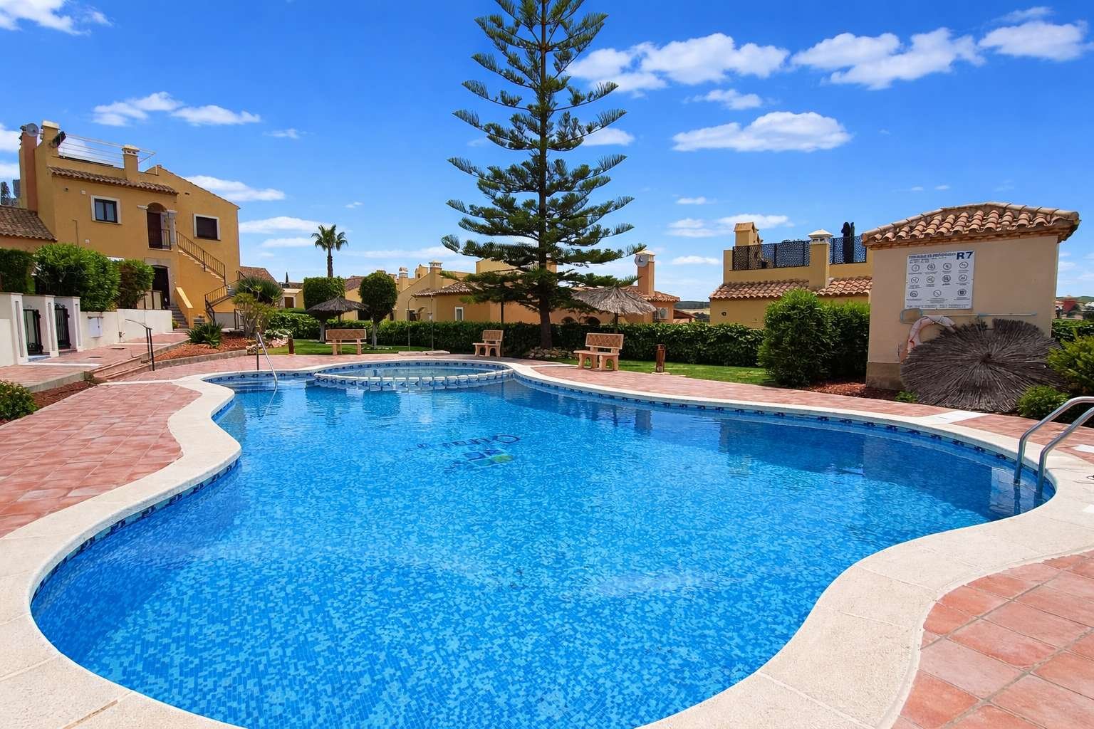 Beautiful top floor apartment with 2 bedrooms, 2 bathrooms and a private solarium with fantastic views over the golf course