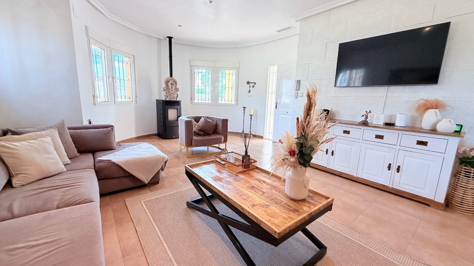 Fully renovated villa with private pool on a spacious plot