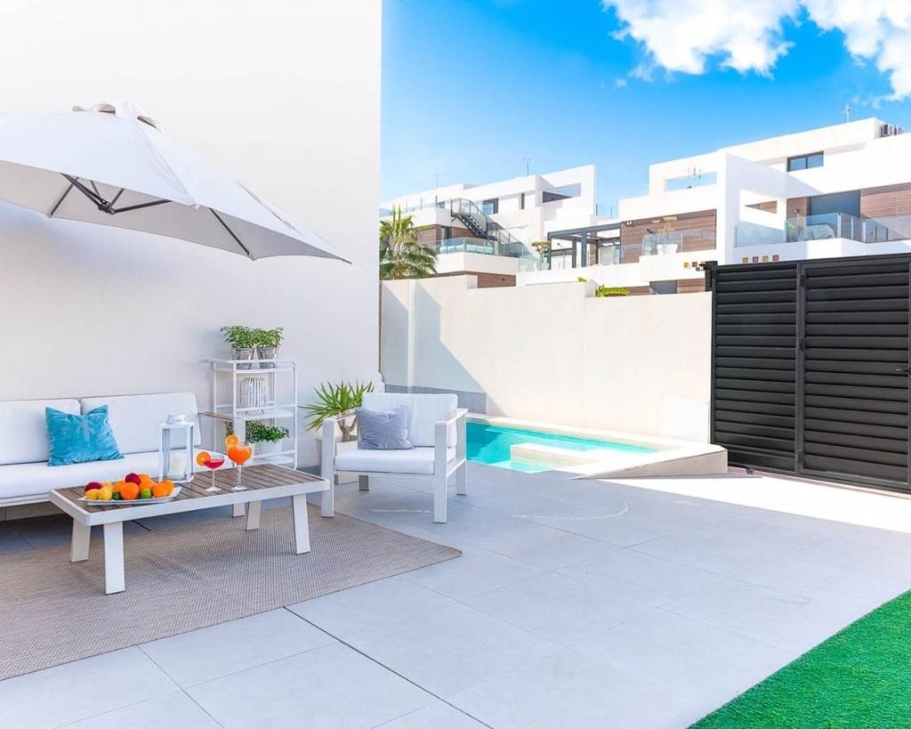 Modern villa with 4 bedrooms, 4 bathrooms, guest apartment, private swimming pool and tourist licence