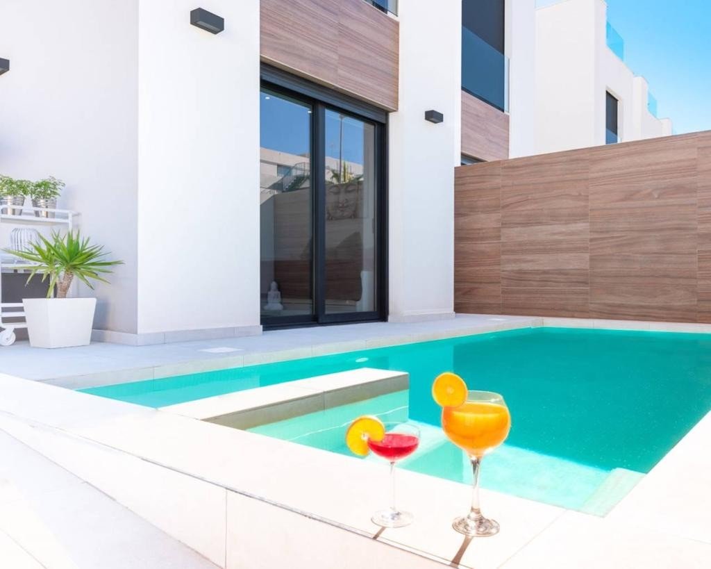 Modern villa with 4 bedrooms, 4 bathrooms, guest apartment, private swimming pool and tourist licence