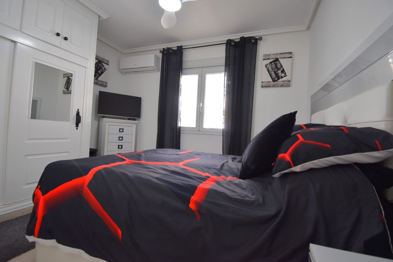 Quad Villa with 2 bedrooms, 1 bathroom, parking space, private pool and communal pool in Playa Flamenca