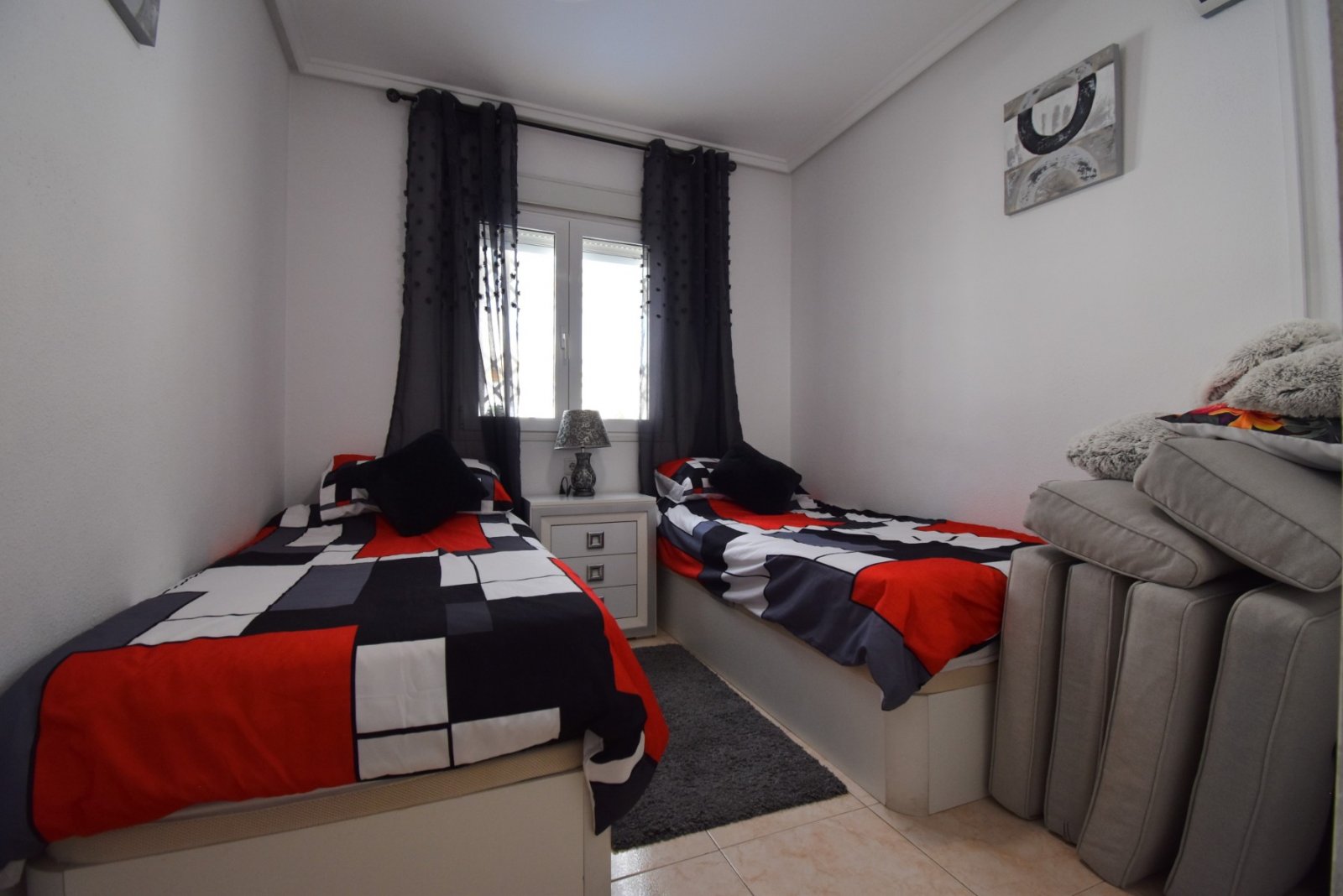 Quad Villa with 2 bedrooms, 1 bathroom, parking space, private pool and communal pool in Playa Flamenca