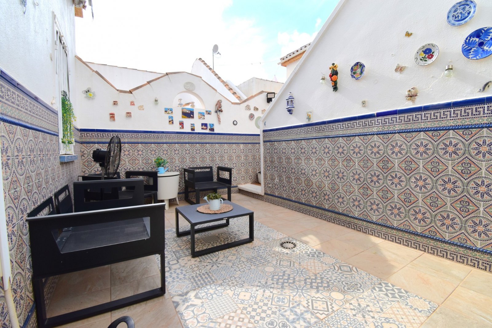 Quad Villa with 2 bedrooms, 1 bathroom, parking space, private pool and communal pool in Playa Flamenca