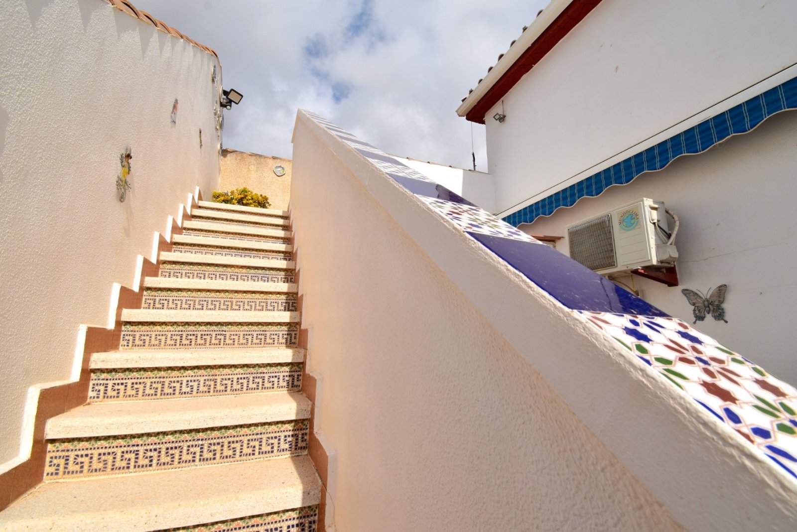 Quad Villa with 2 bedrooms, 1 bathroom, parking space, private pool and communal pool in Playa Flamenca