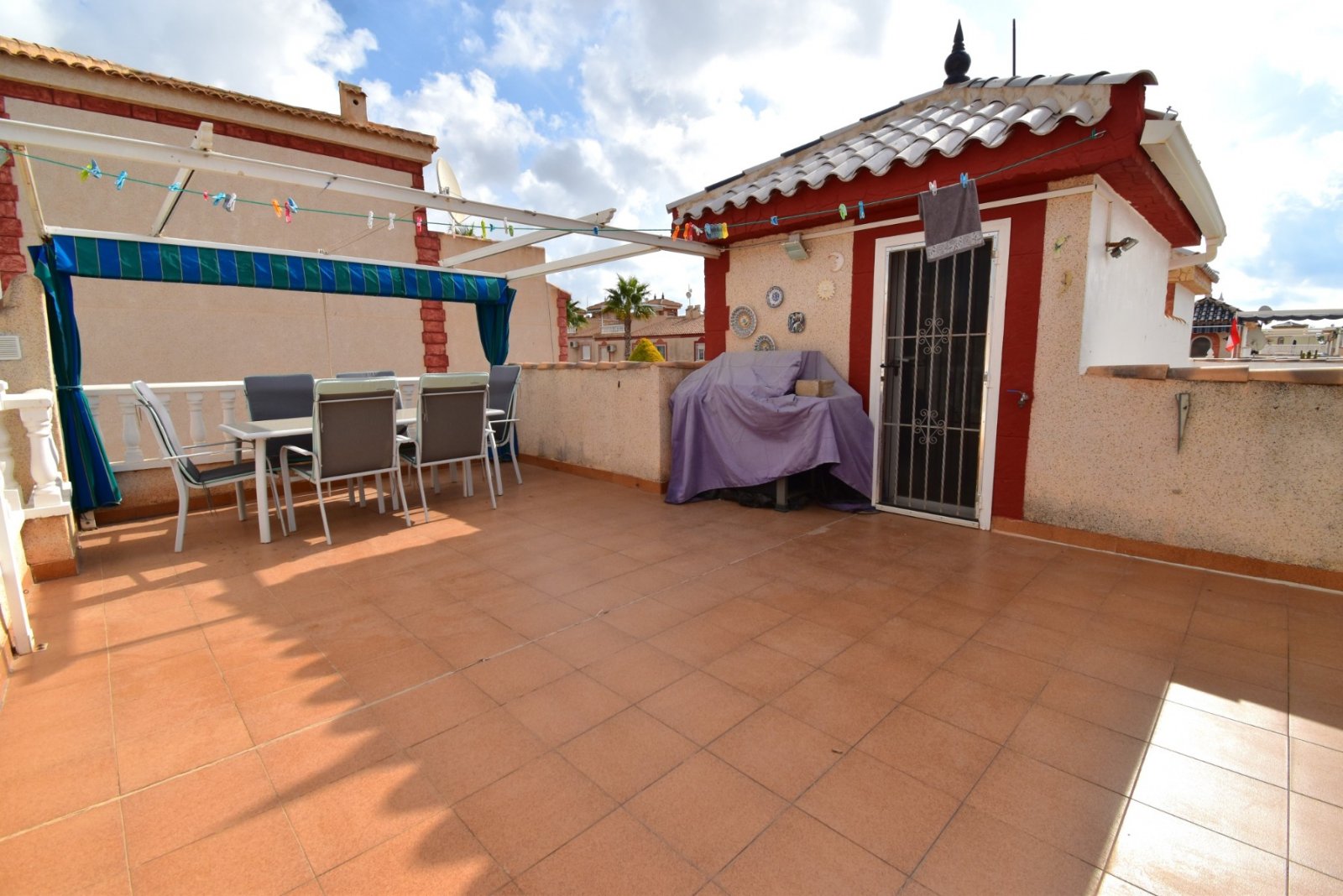 Quad Villa with 2 bedrooms, 1 bathroom, parking space, private pool and communal pool in Playa Flamenca