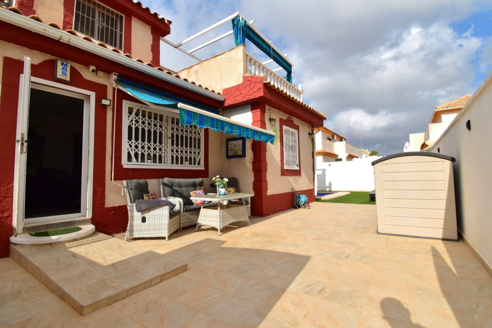 Quad Villa with 2 bedrooms, 1 bathroom, parking space, private pool and communal pool in Playa Flamenca