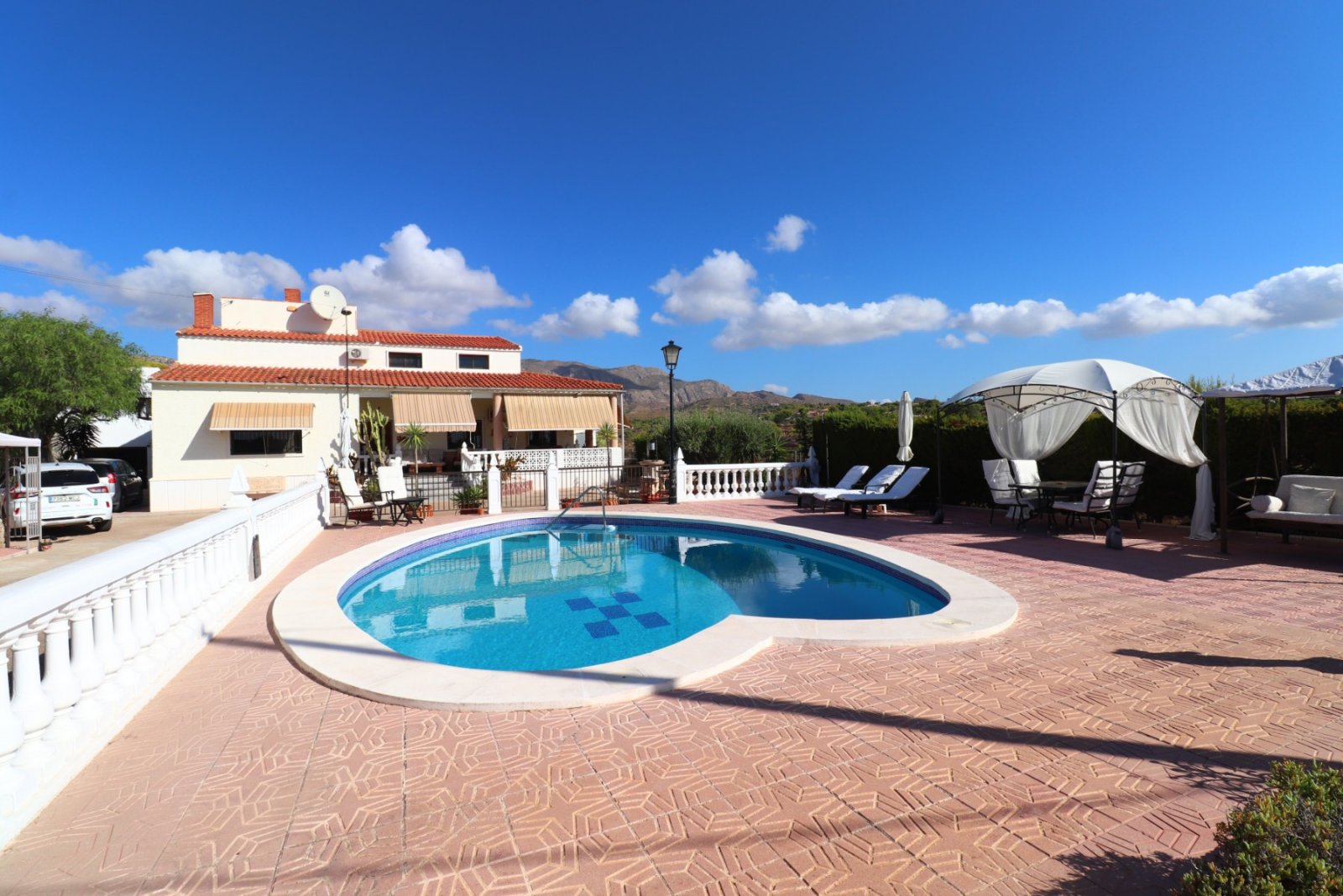 Crevillente: Villa with 6 bedrooms, 4 bathrooms, a garage and a private swimming pool Crevillente: Villa with 6 bedrooms, 4 bathrooms, a garage and a private swimming pool