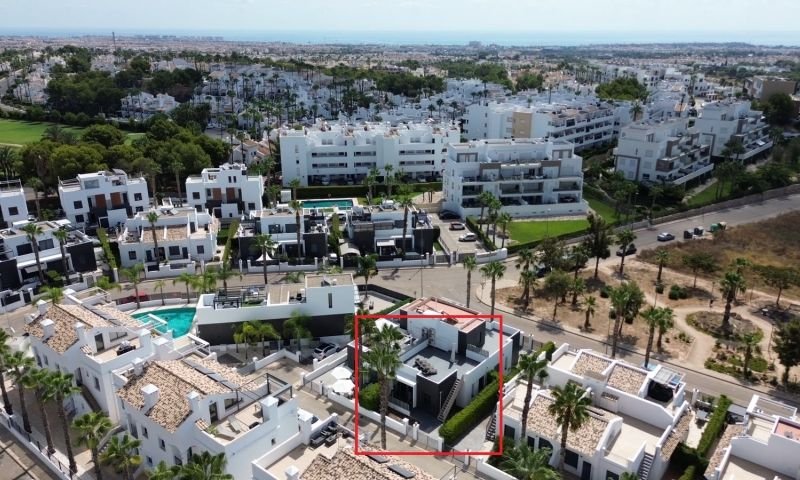 Quad with 2 bedrooms, 2 bathrooms, roof terrace and communal swimming pool
