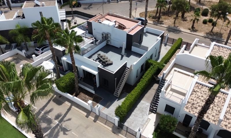 Quad with 2 bedrooms, 2 bathrooms, roof terrace and communal swimming pool