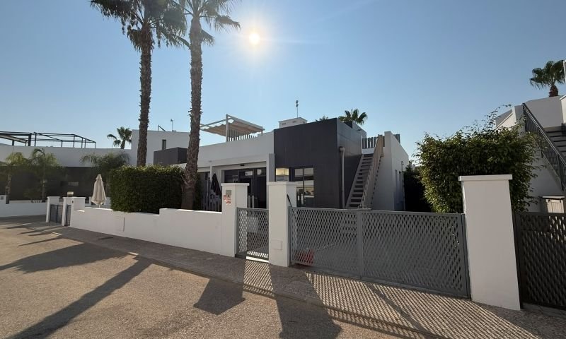 Quad with 2 bedrooms, 2 bathrooms, roof terrace and communal swimming pool