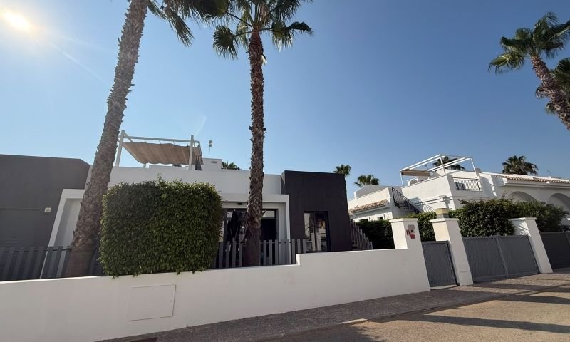 Quad with 2 bedrooms, 2 bathrooms, roof terrace and communal swimming pool