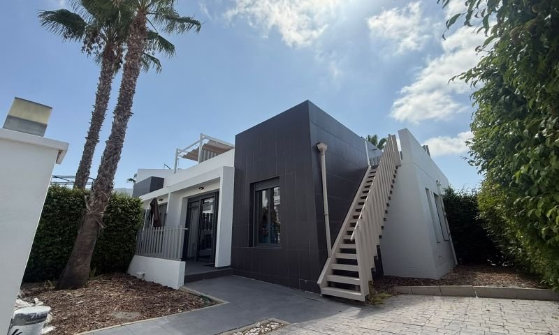 Quad with 2 bedrooms, 2 bathrooms, roof terrace and communal swimming pool
